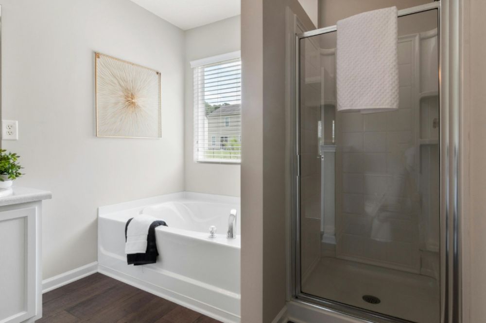 Frameless and framed mirrors comparison